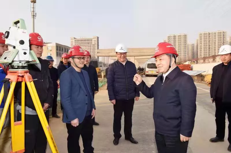 江西省委副書(shū)記、代省長(zhǎng)葉建春看望慰問(wèn)九洲高架東延項(xiàng)目一線職工